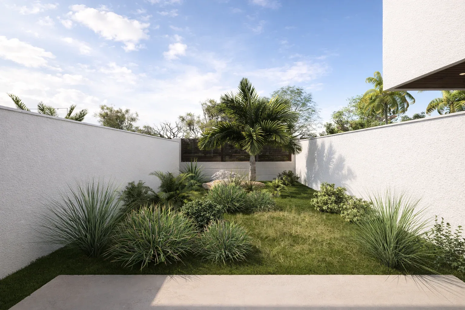 Giardino con prato, arbusti e vegetazione lungo un muro chiaro