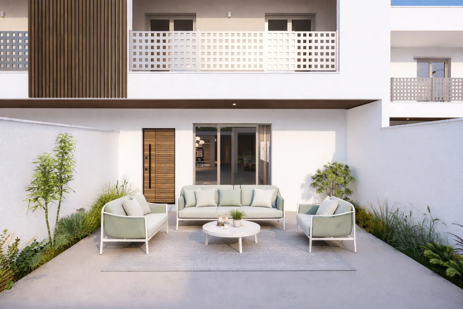 Terrazza residenziale con divano da esterno, tavolino e piante